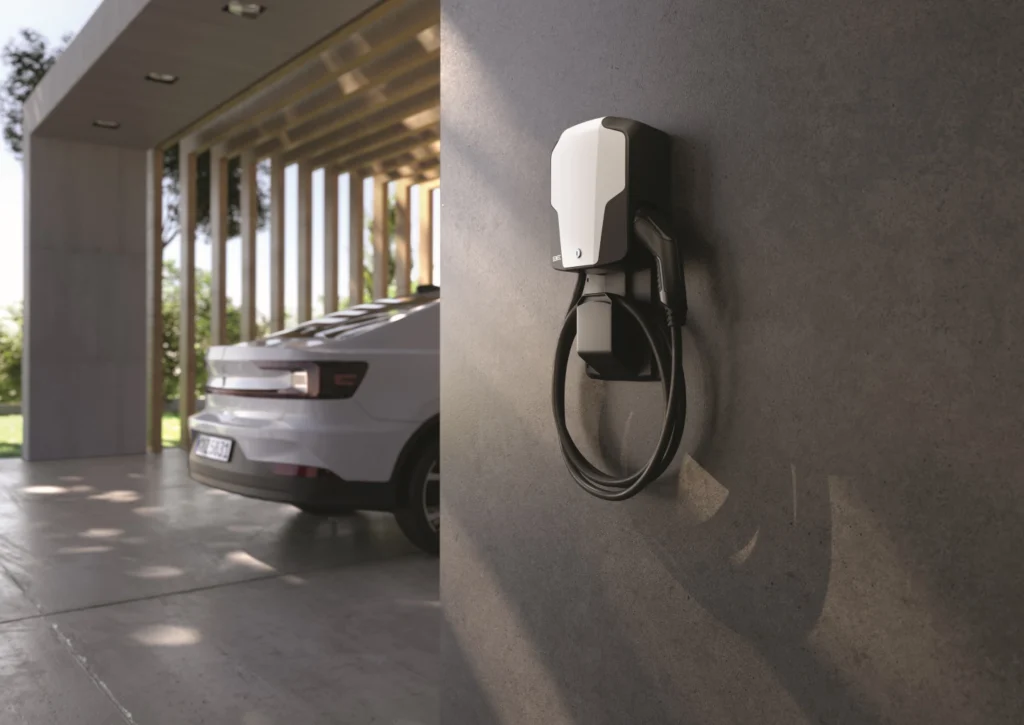 Punto de recarga para coche eléctrico instalado en una vivienda