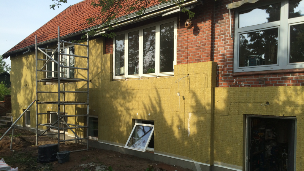 Instalación de aislamiento exterior en una vivienda
