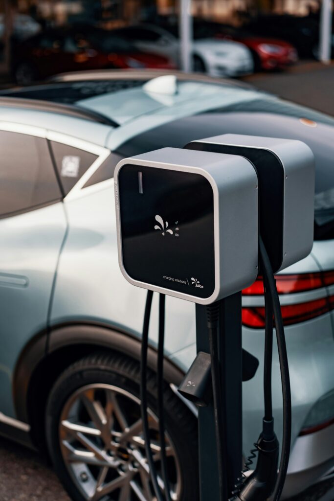 Vehículo eléctrico conectado a una estación de carga con doble toma