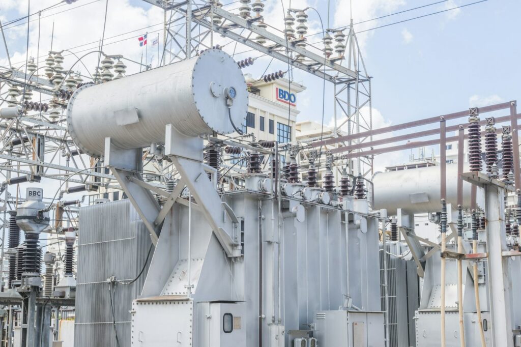 Transformador de potencia dentro de una subestación eléctrica