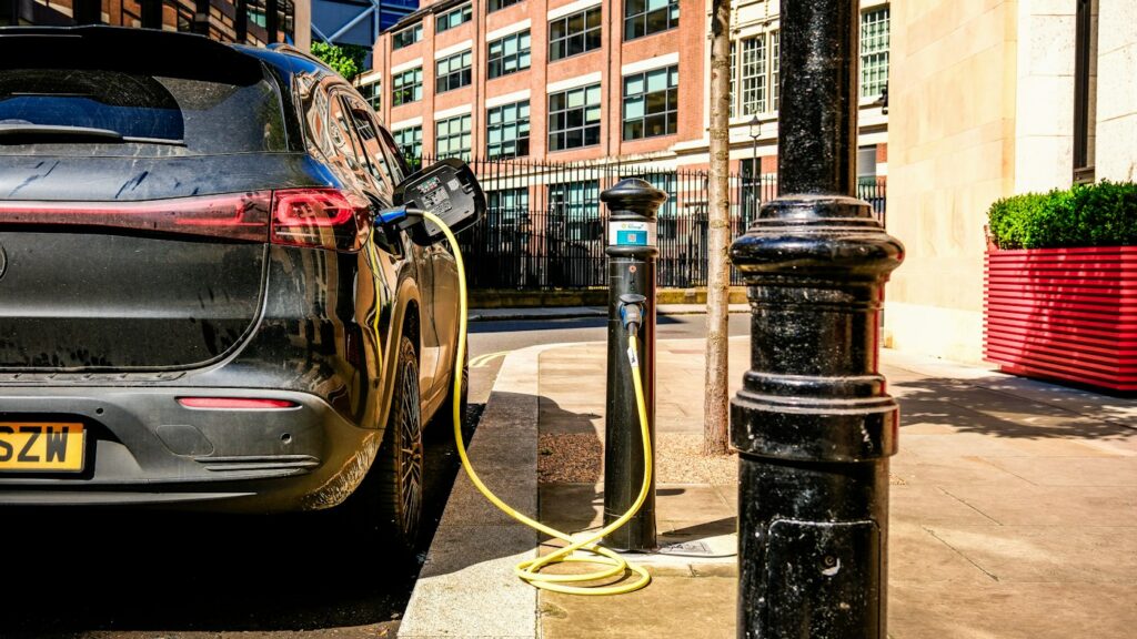 Coche eléctrico cargando en una estación de recarga urbana