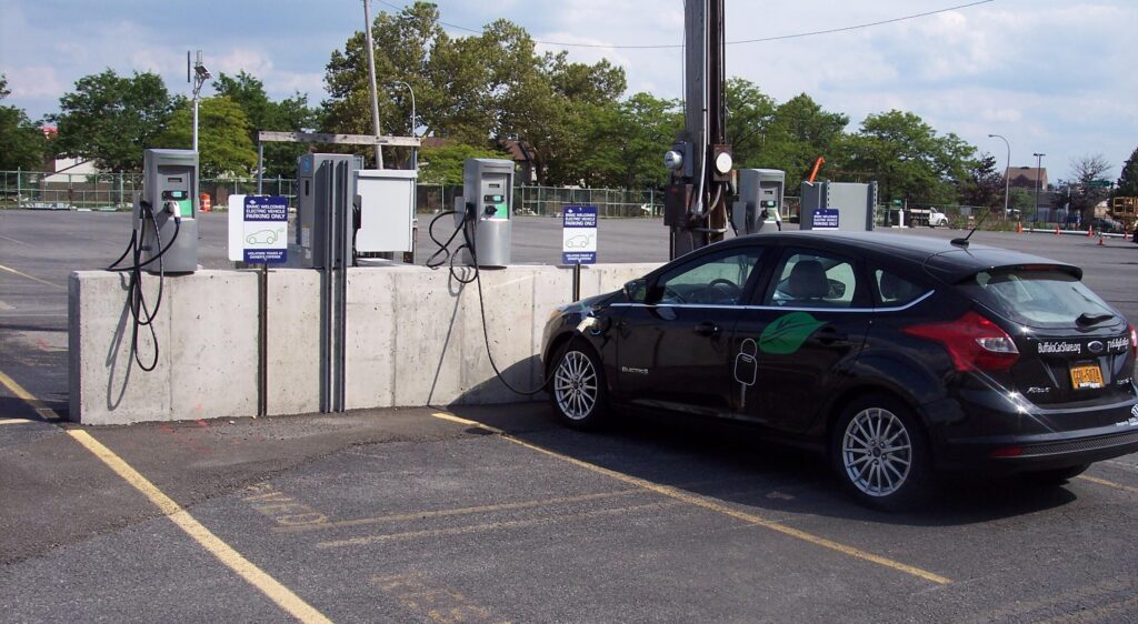 Coche eléctrico cargando en un punto de recarga