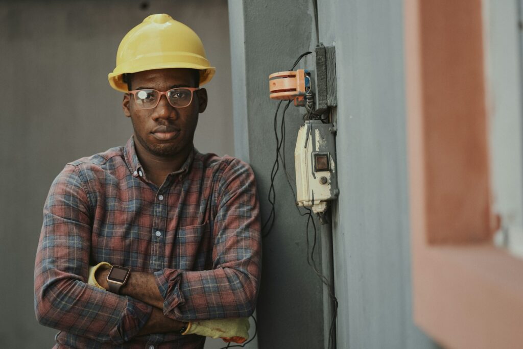 Profesional trabajando en una instalación eléctrica