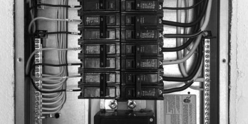 Cuadro eléctrico residencial organizado para gestionar la potencia del hogar