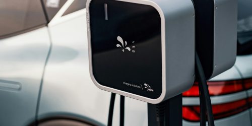 Vehículo eléctrico conectado a una estación de carga con doble toma