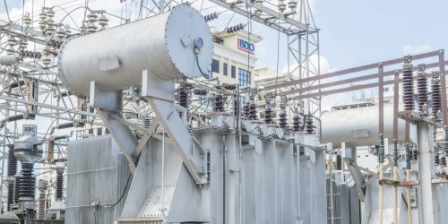 Transformador de potencia dentro de una subestación eléctrica
