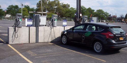 Coche eléctrico cargando en un punto de recarga