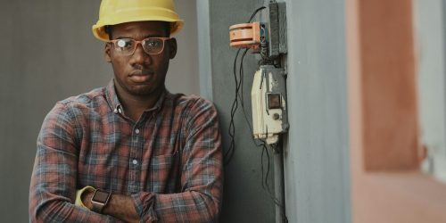 Profesional trabajando en una instalación eléctrica