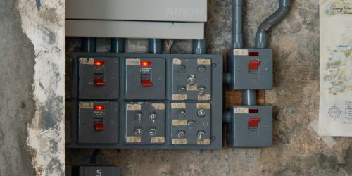Cuadro y elementos de una instalación eléctrica