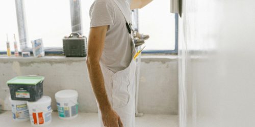 Profesionales alisando y renovando una pared interior