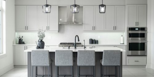 Cocina moderna reformada con mobiliario y zona de trabajo