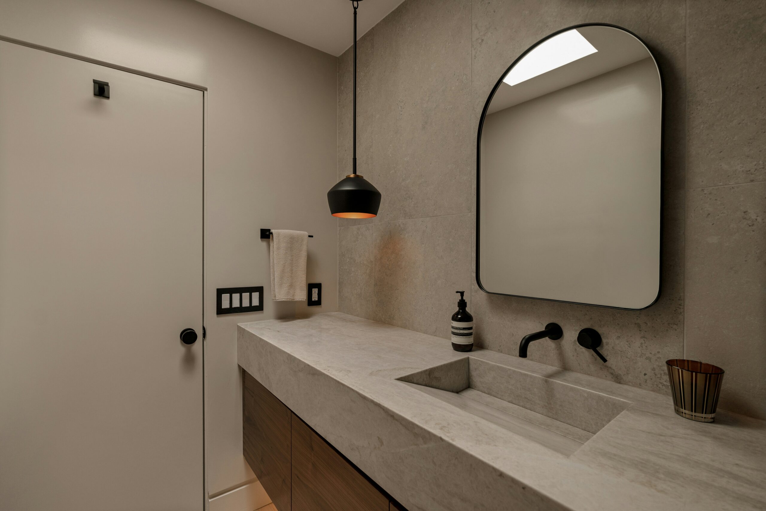 Baño moderno reformado para mejorar la accesibilidad de una vivienda