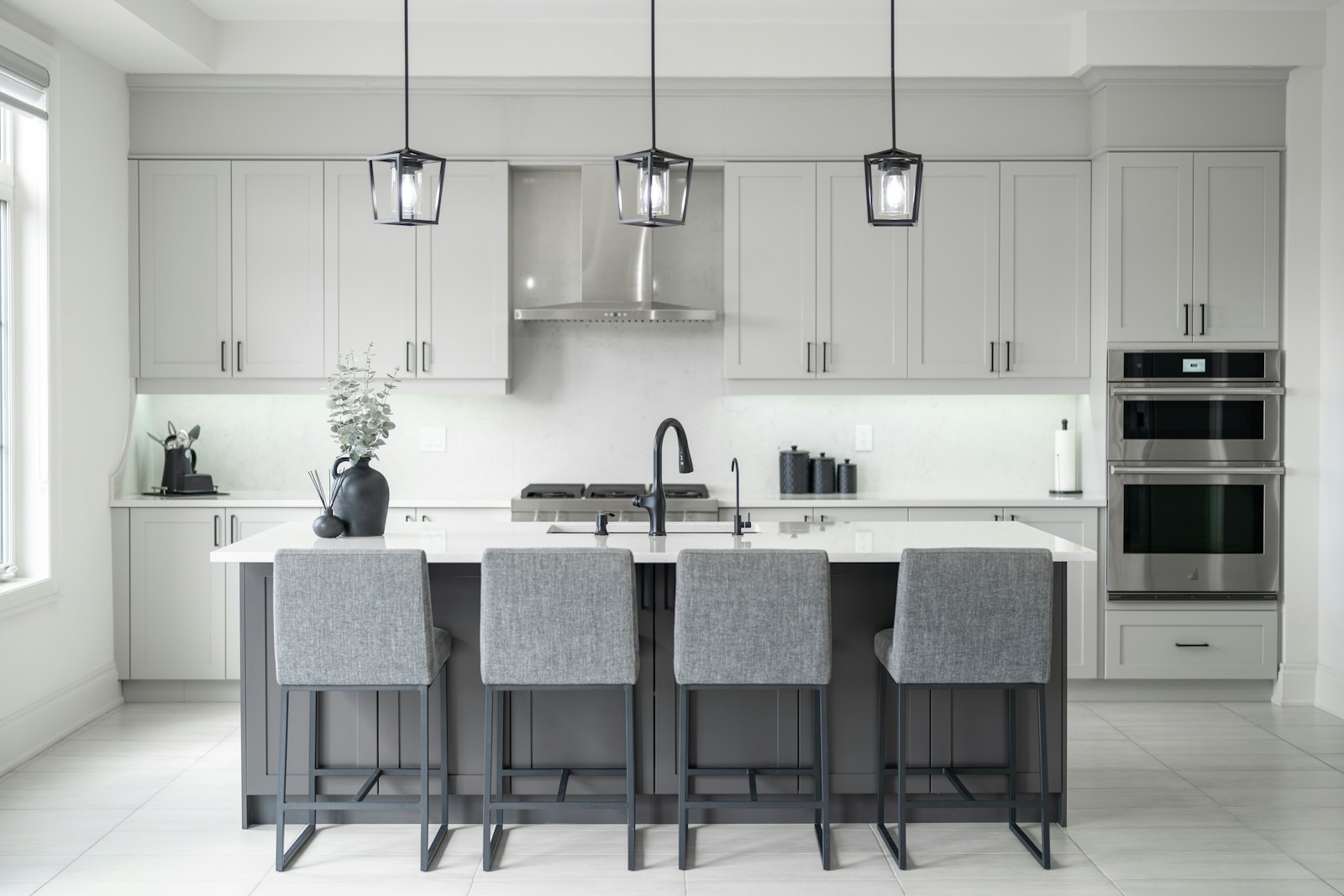 Cocina moderna reformada con zona de trabajo