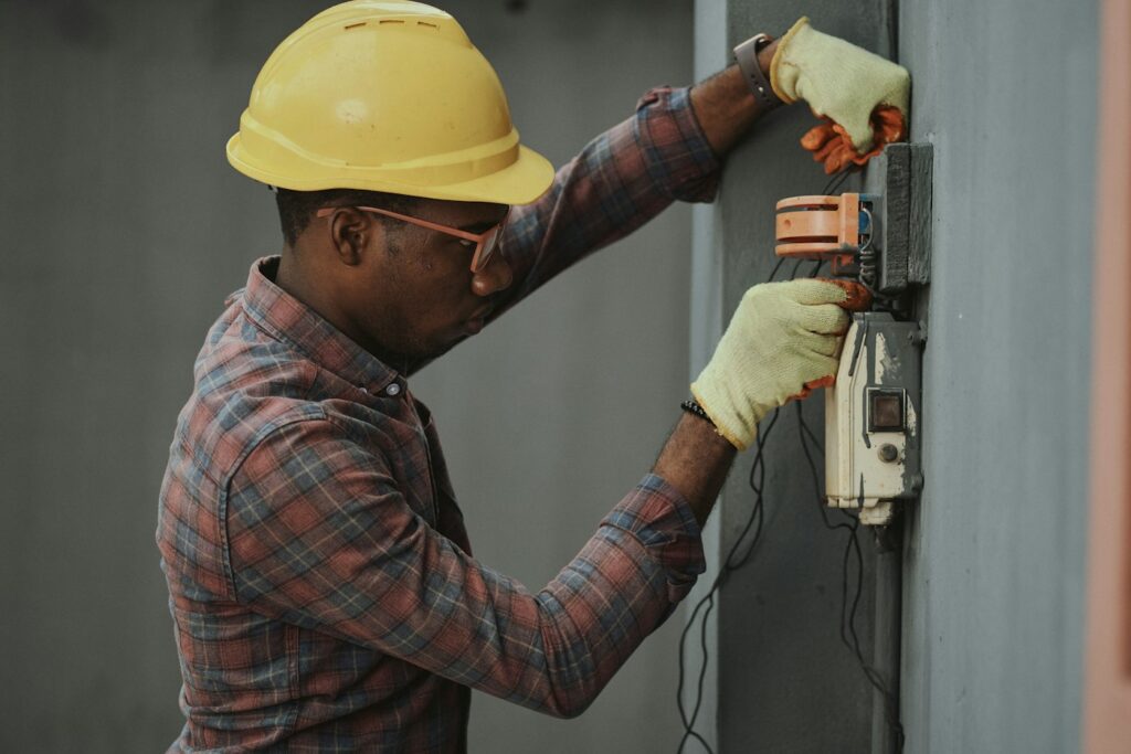 Electricista revisa un cuadro y una instalación eléctrica de empresa